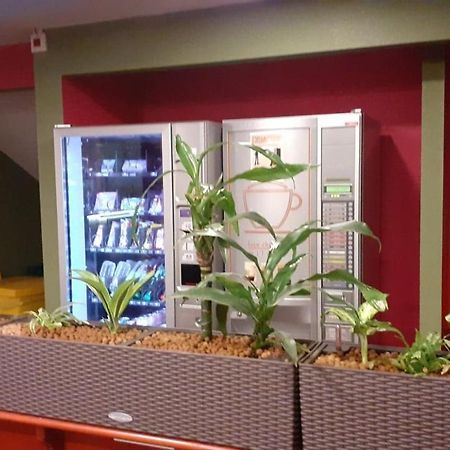 Quick Palace Nantes La Beaujoire Экстерьер фото A vending machine in a French train station