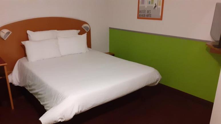Quick Palace Nantes La Beaujoire Экстерьер фото A room at the hotel