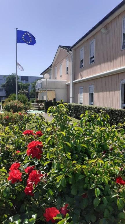 Quick Palace Nantes La Beaujoire Экстерьер фото The station's studios are located in the San Fernando Valley.