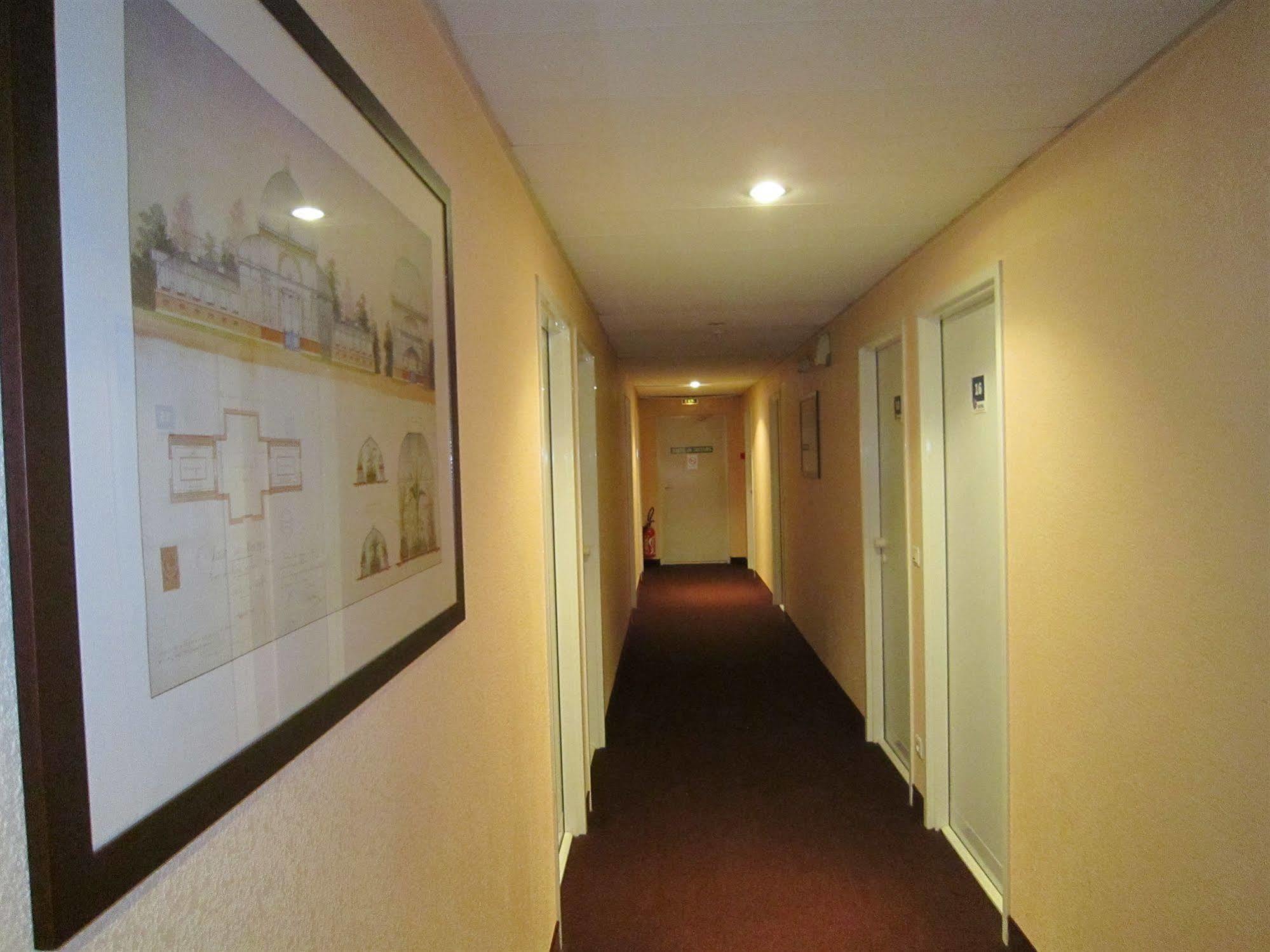 Quick Palace Nantes La Beaujoire Экстерьер фото A corridor at the hotel